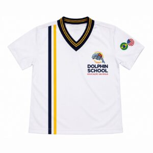 Blusa de uso diário branca com gola V azul marinho e amarelo do uniforme Dolphin School Educação Bilíngue, com bandeiras do Brasil e EUA - Referência Uniformes